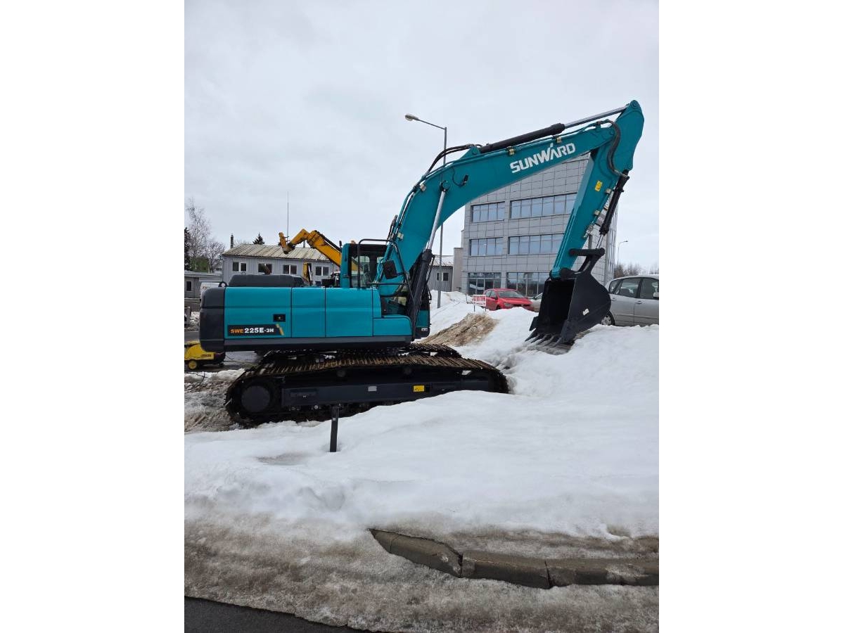 Гусеничный экскаватор  SUNWARD SWE225E-3H